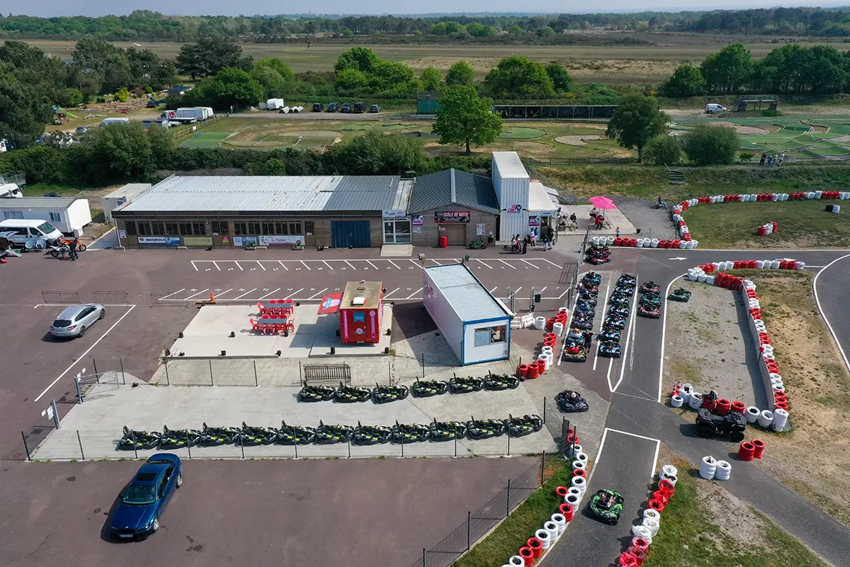 Photo aérienne de l'ensemble des bâtiments du complexe SMKart#50. Accueil, Salle d'événement, école de moto et de karting